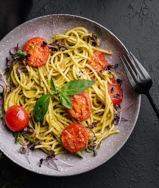 Spaghetti de pâtes végétariennes au pesto de basilic et tomates cerises