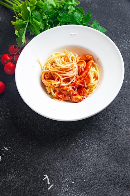 spaghetti pâtes viande sauce tomate repas sain collation sur la table copie espace fond de nourriture