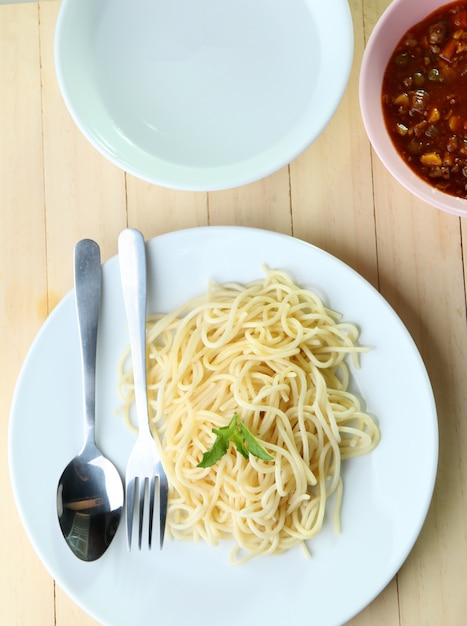 spaghetti sur plat blanc