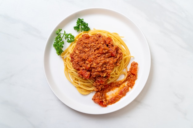 spaghetti de porc à la bolognaise ou spaghetti à la sauce tomate de porc hachée - cuisine italienne