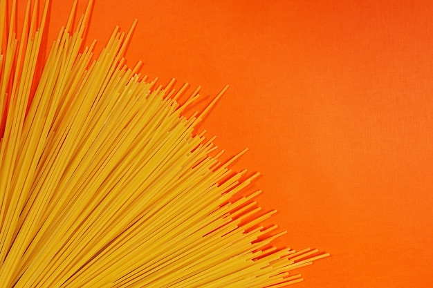 Spaghetti sans emballage sur fond orange