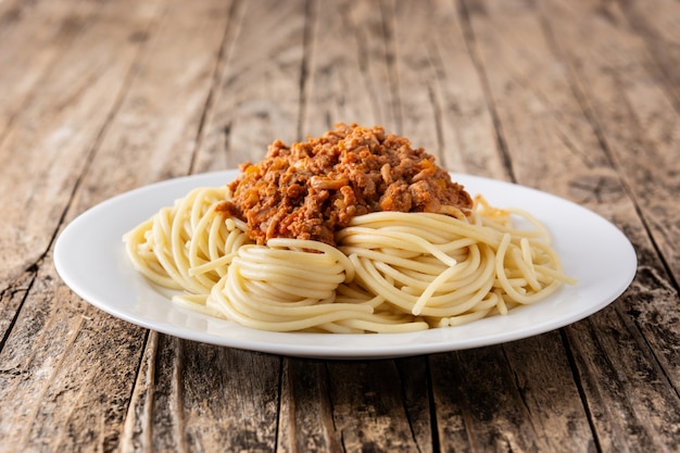 Spaghetti à la sauce bolognaise sur table en bois