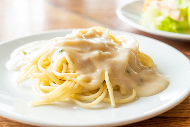 spaghetti à la sauce à la crème blanche