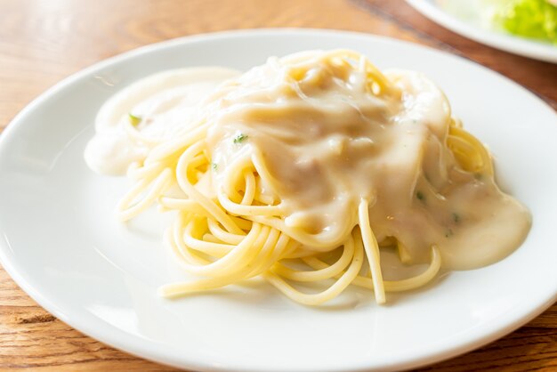 spaghetti à la sauce à la crème blanche