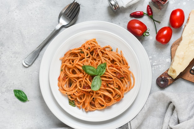 Spaghetti à la sauce tomate au basilic