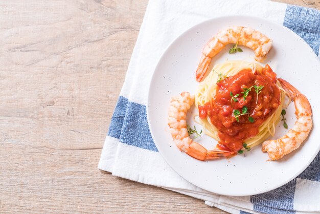 spaghetti à la sauce tomate et aux crevettes