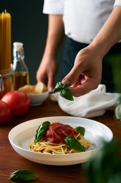 Spaghetti à la sauce tomate et basilic cuisinés par le chef