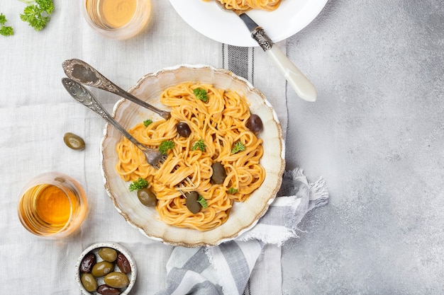 Spaghetti à la sauce tomate crémeuse aux olives et au parmesan