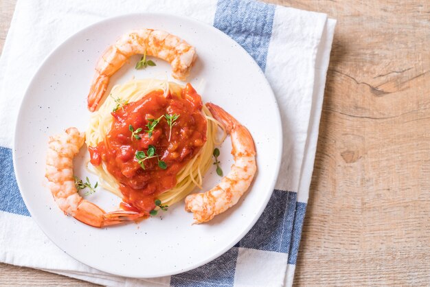 spaghetti à la sauce tomate et crevettes