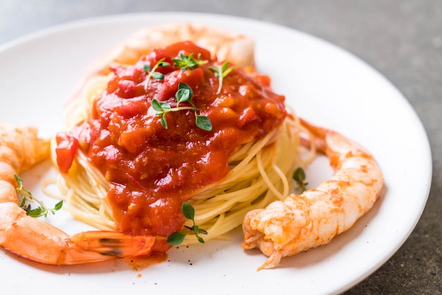 spaghetti à la sauce tomate et crevettes