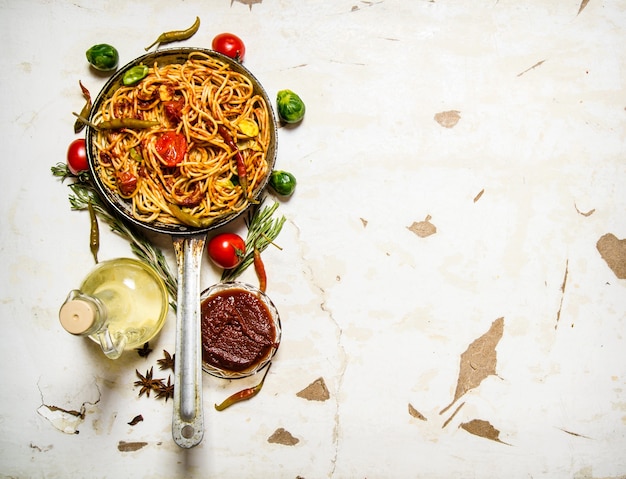 Spaghetti à la sauce tomate et légumes.