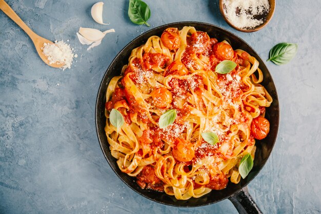 Spaghetti sauce tomate sur pan