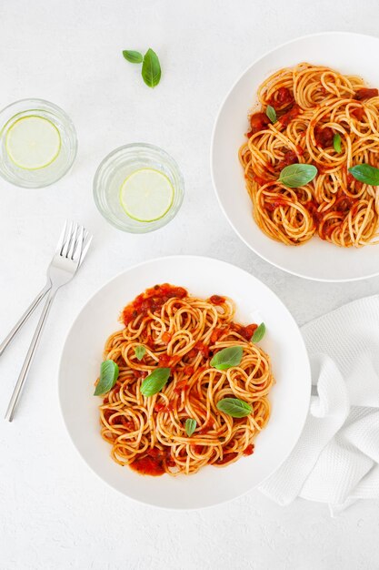 Photo spaghetti à la sauce tomate pâtes italiennes traditionnelles