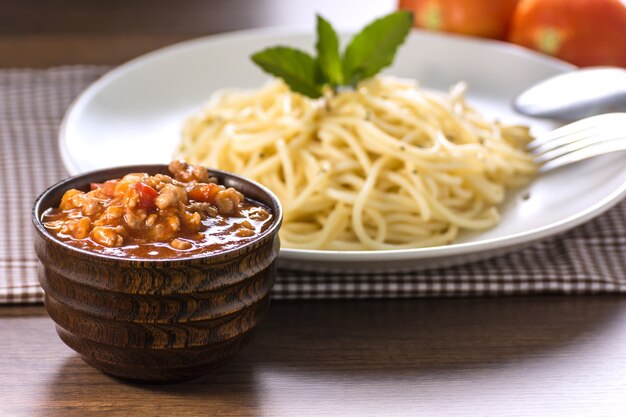 Spaghetti à la sauce tomate de porc.