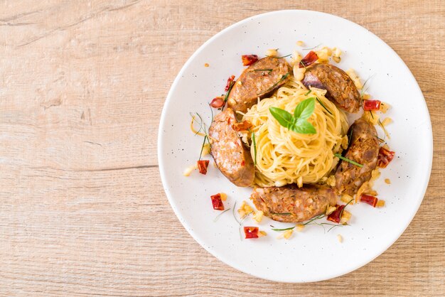 Spaghetti Sauté Au Sai Aua (Saucisse Épicée Thaïlandaise)