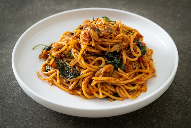 Spaghetti sauté aux palourdes et pâte de piment - Style de cuisine fusion