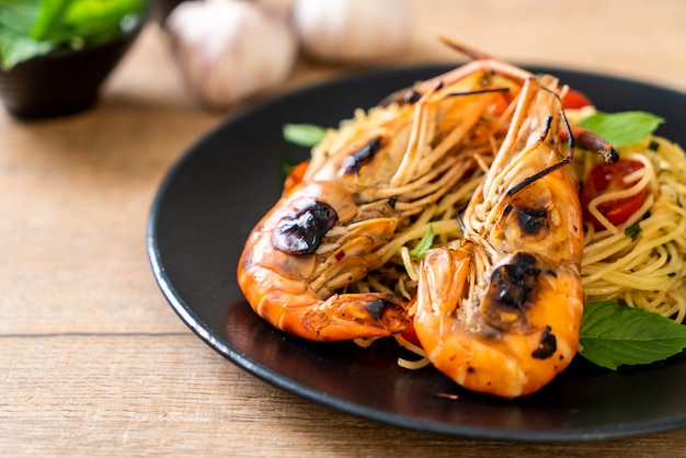 Spaghetti sauté avec des crevettes grillées et des tomates