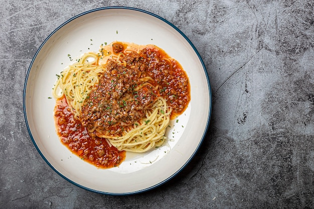 Photo spaghetti sauté dans une assiette