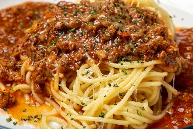 Spaghetti sauté dans une assiette