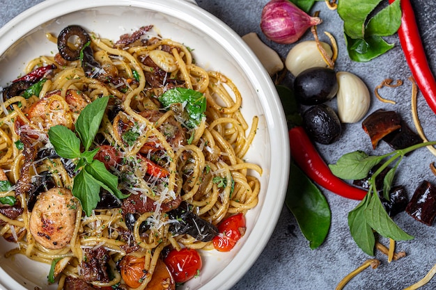 Photo spaghetti sauté dans une assiette