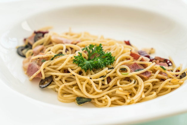 Spaghetti sauté avec du bacon et de l&#39;ail