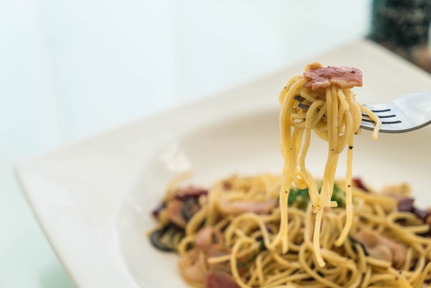 Spaghetti sauté avec du bacon et de l&#39;ail