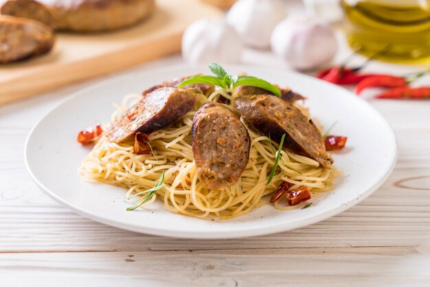 Spaghetti sauté avec Sai Aua (saucisse épicée thaïlandaise)