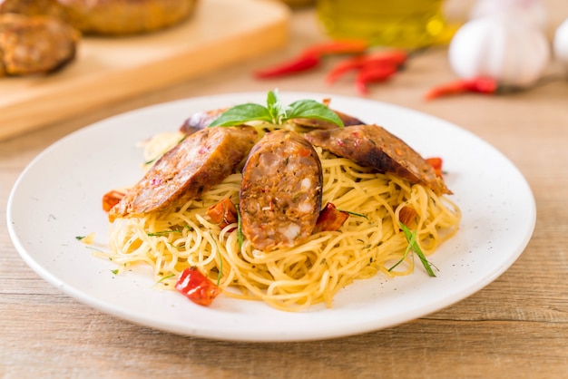 Spaghetti sauté avec Sai Aua (saucisse épicée thaïlandaise)