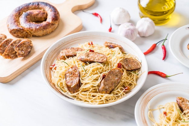 Spaghetti sauté avec Sai Aua (saucisse épicée thaïlandaise)