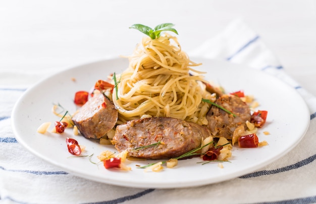 Photo spaghetti sauté avec sai aua (saucisse épicée thaïlandaise)