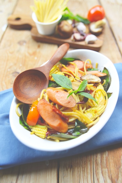 Spaghetti sautés au piment séché, herbes et saucisses