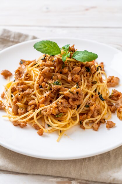 spaghetti sautés au porc émincé et au basilic