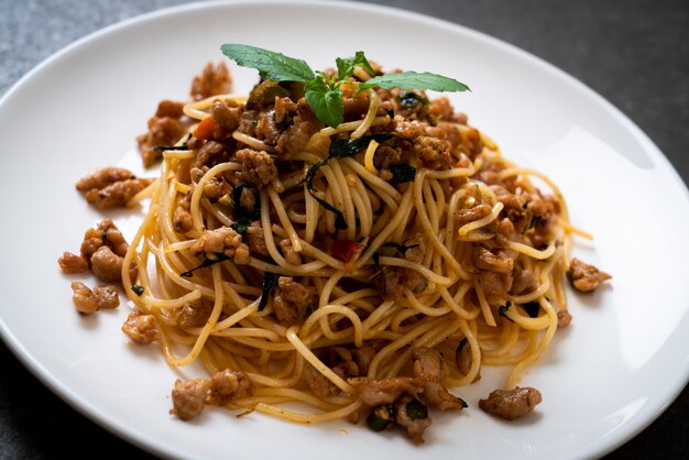 spaghetti sautés au porc émincé et au basilic