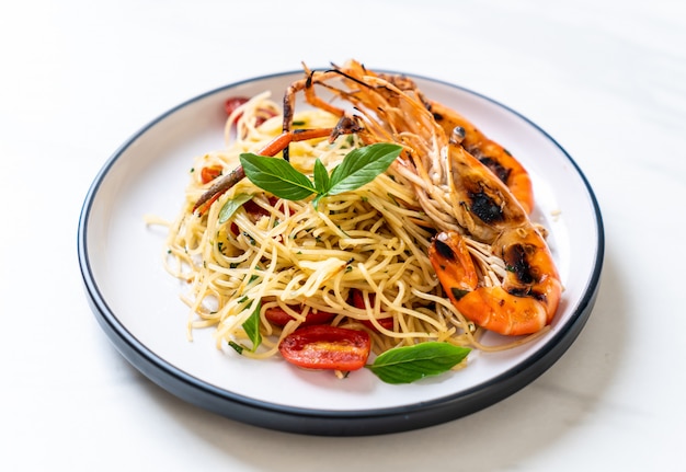 spaghetti sautés aux crevettes et tomates grillées