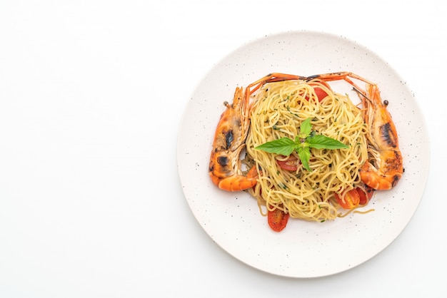 spaghetti sautés aux crevettes et tomates grillées