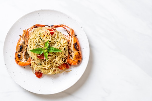 spaghetti sautés aux crevettes et tomates grillées