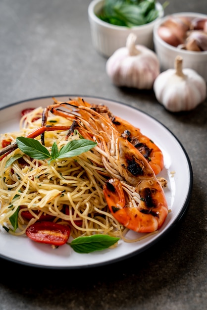 spaghetti sautés aux crevettes et tomates grillées