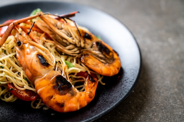 spaghetti sautés aux crevettes et tomates grillées