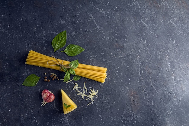 Spaghetti sec, feuilles de basilic, parmesan