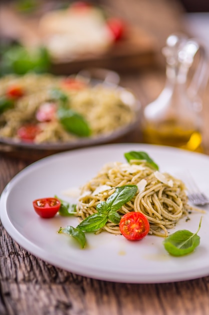 Spaghetti. Spaghetti de pâtes italiennes avec tomates cerises au pesto de basilic et huile d'olive.