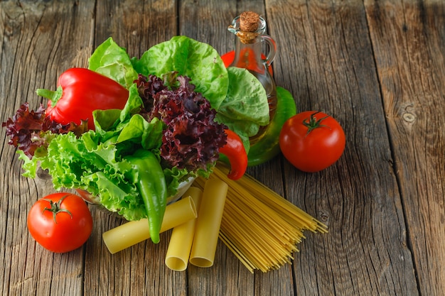 Spaghetti, sur une surface en bois