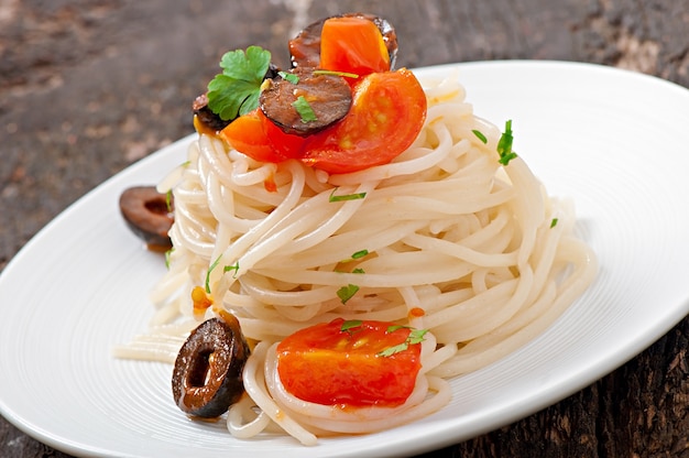 Spaghetti à la tomate et aux olives