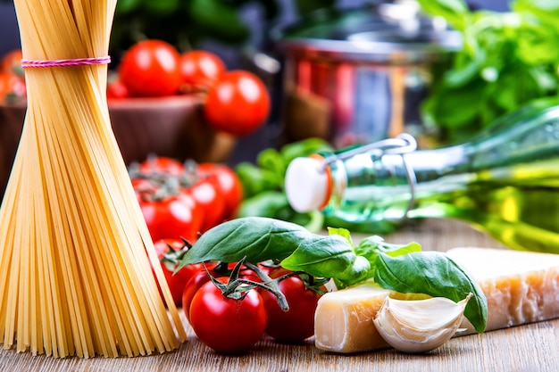 Spaghetti Tomates Basilic Ail Huile D'olive Et Parmesan. Concept De Cuisine Italienne Ou Méditerranéenne.