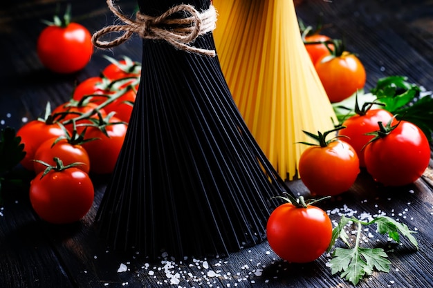 Spaghetti et tomates nature morte dans une mise au point sélective discrète