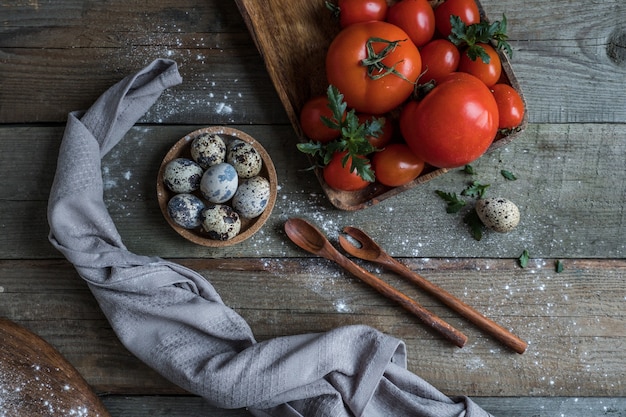 Spaghetti de tomates et œufs allongés sur une table en bois saupoudrée de farine