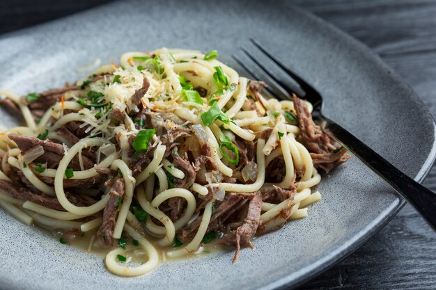 Spaghetti à la viande dans une assiette. Fermer.