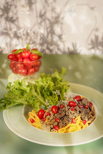 Spaghetti à la viande hachée et aux légumes , sauce tomate