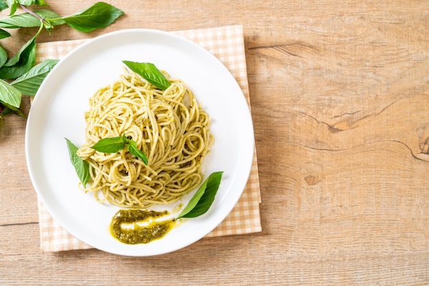 spaghettis au pesto, huile d’olive et feuilles de basilic.