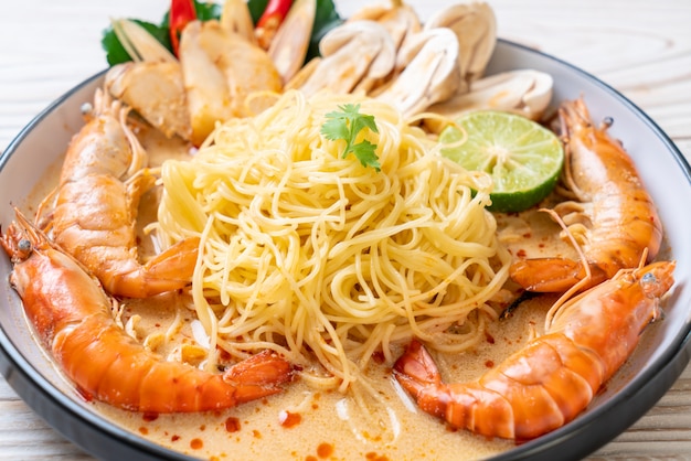 spaghettis aux crevettes épicées (Tom Yum Goong)