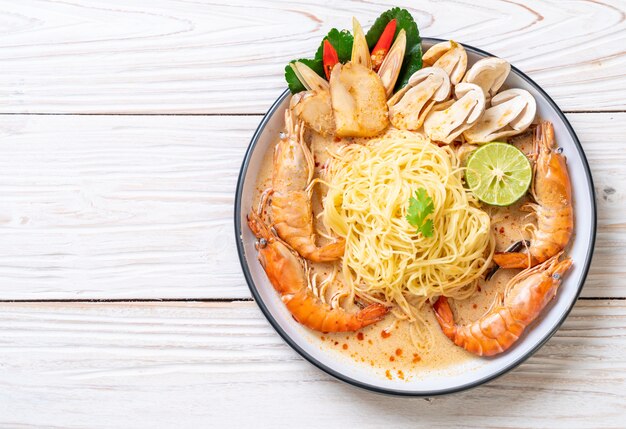 spaghettis aux crevettes épicées (Tom Yum Goong)